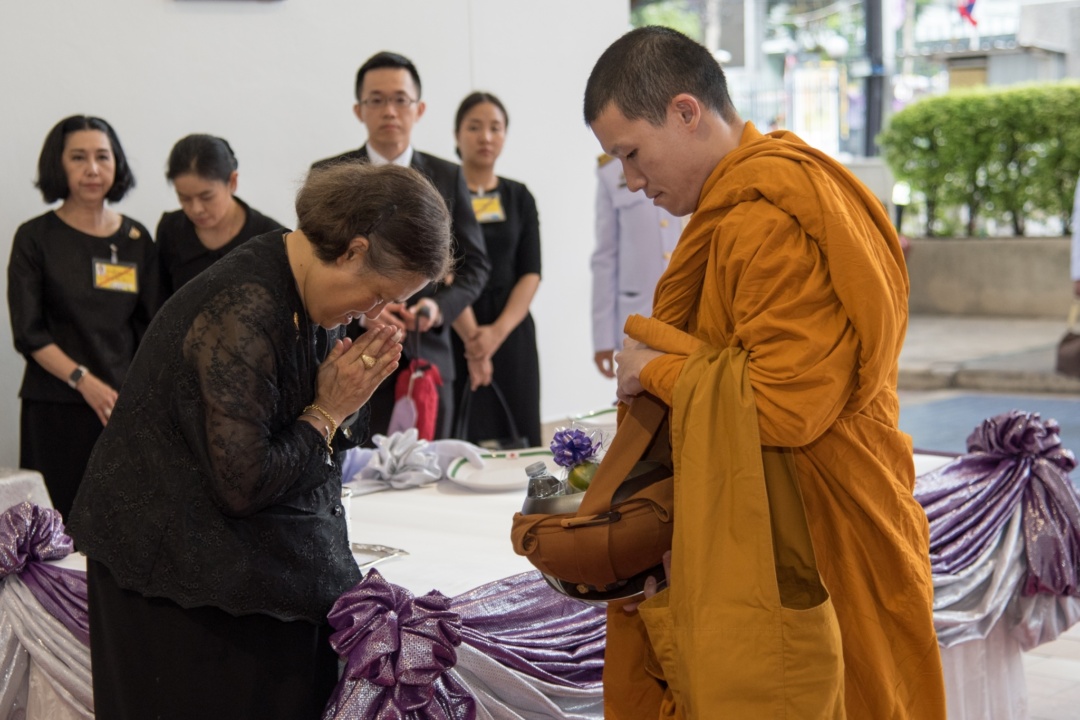 ทรงบาตรวัดกำเนิดสถาบันการพยาบาล