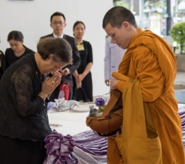 ทรงบาตรวัดกำเนิดสถาบันการพยาบาล