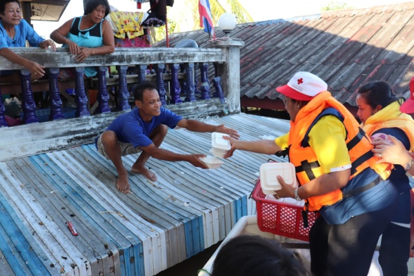 สภากาชาดไทยเยียวยาผู้ประสบอุทกภัยในพื้นที่จังหวัดอุบลราชธานี