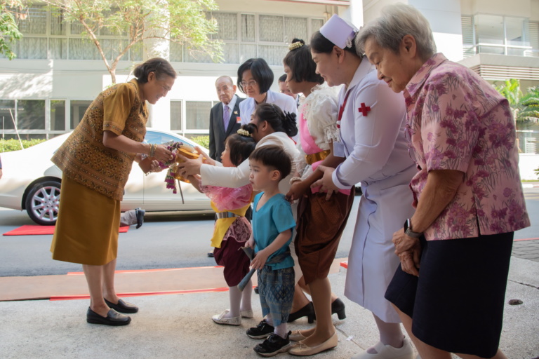 ทรงประชุมมูลนิธิสงเคราะห์เด็ก