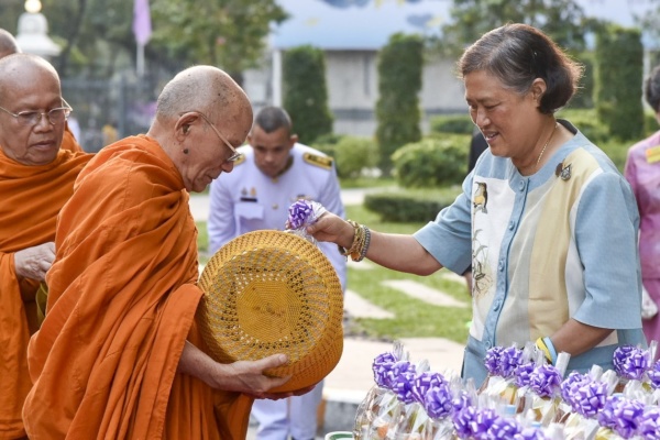 ทรงบาตรปีใหม่ 2563