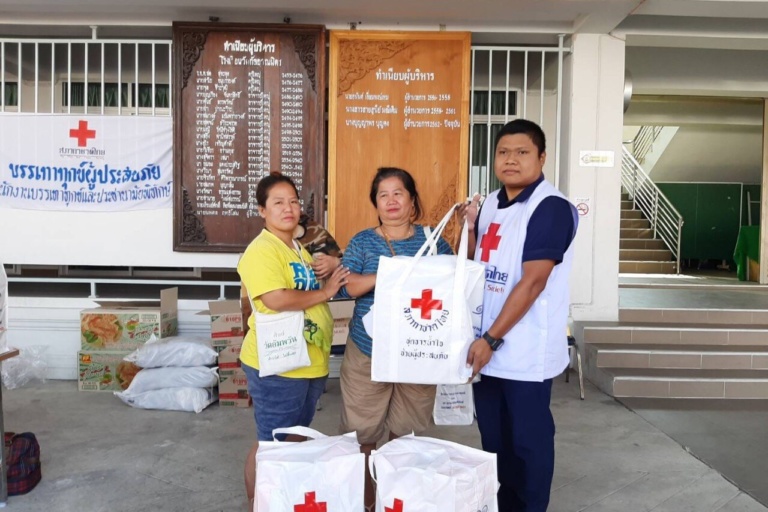 ช่วยเหลือผู้ประสบอัคคีภัยชุมชนวัดกัลยาณมิตร