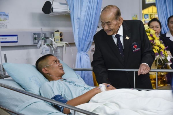 เยี่ยมผู้บาดเจ็บเหตุยิงฯโคราช_๒๐๐๒๑๒_0036 เลขาธิการเยี่ยมผู้บาดเจ็บ