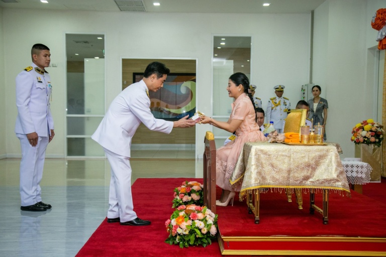 พระราชทานสิ่งของส่วนพระองค์ให้กับบุคลากรทางการแพทย์