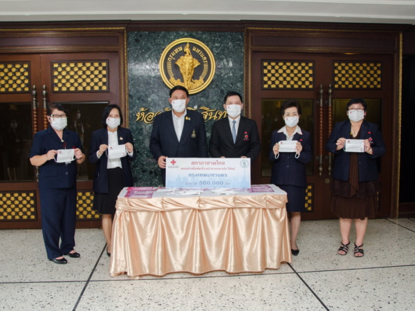 กาชาดมอบหน้ากากผ้าให้กทม. 5 แสนชิ้น มอบหน้ากากกทม.