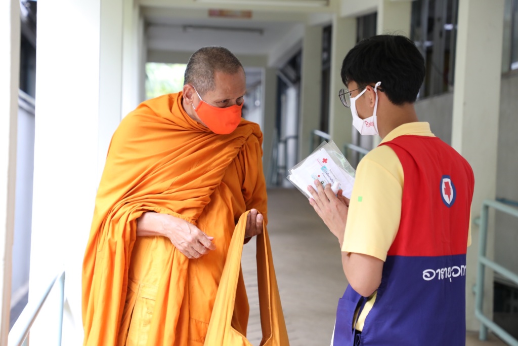 อาสายุวกาชาดแจกหน้ากากอนามัย