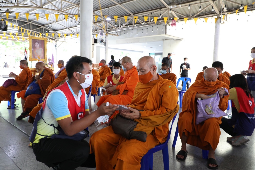 อาสายุวกาชาดแจกหน้ากากอนามัย