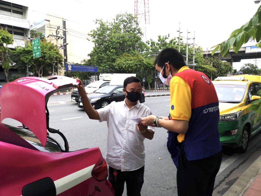 อาสายุวกาชาดแจกหน้ากากอนามัย