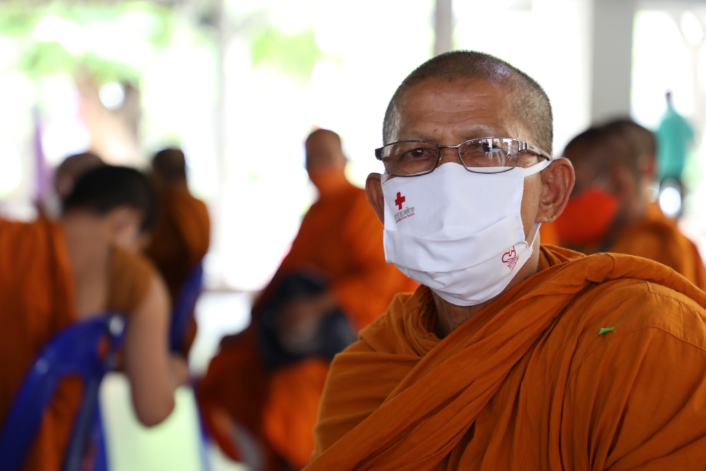 อาสายุวกาชาดแจกหน้ากากอนามัย