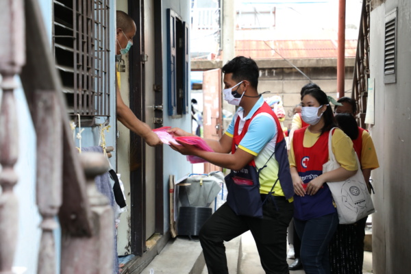 TRCY8321 อาสายุวกาชาดแจกหน้ากากอนามัย