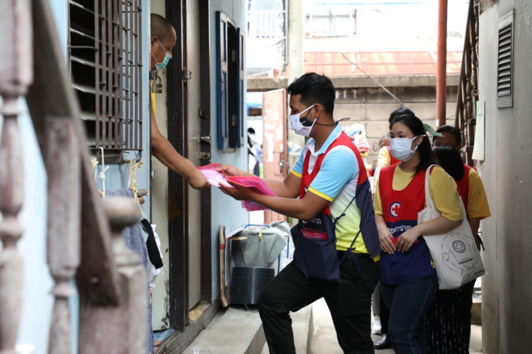 อาสายุวกาชาดแจกหน้ากากอนามัย