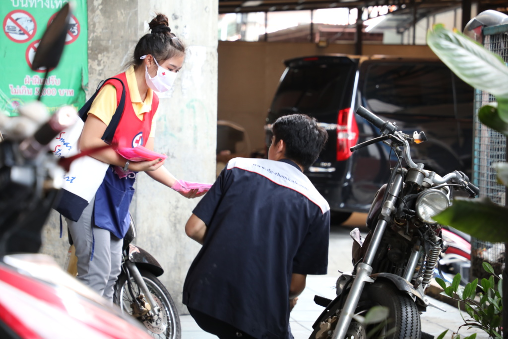 อาสายุวกาชาดแจกหน้ากากอนามัย