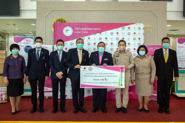 มอบไม้เท้าให้พม.