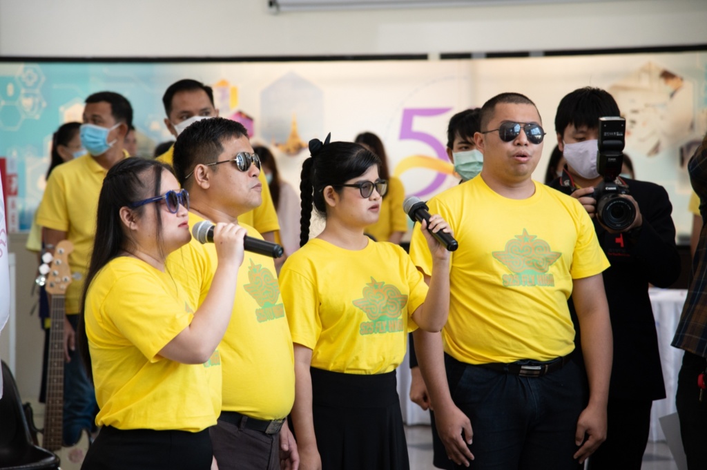 ปิดตา เปิดใจ ให้โลหิต