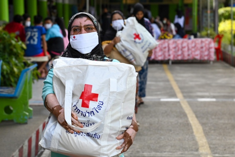 มอบหน้ากากแม่สอด