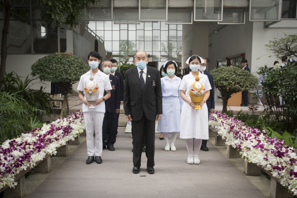 วางพานพุ่มสมเด็จย่า