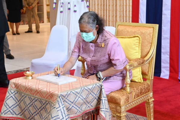 เสด็จฯ เปิดอาคารภาคบริการโลหิตที่ 5