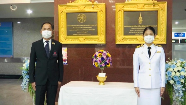 905 พระราชทานแจกันดอกไม้