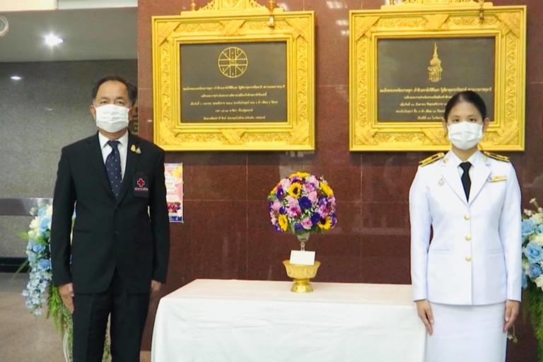 905 พระราชทานแจกันดอกไม้