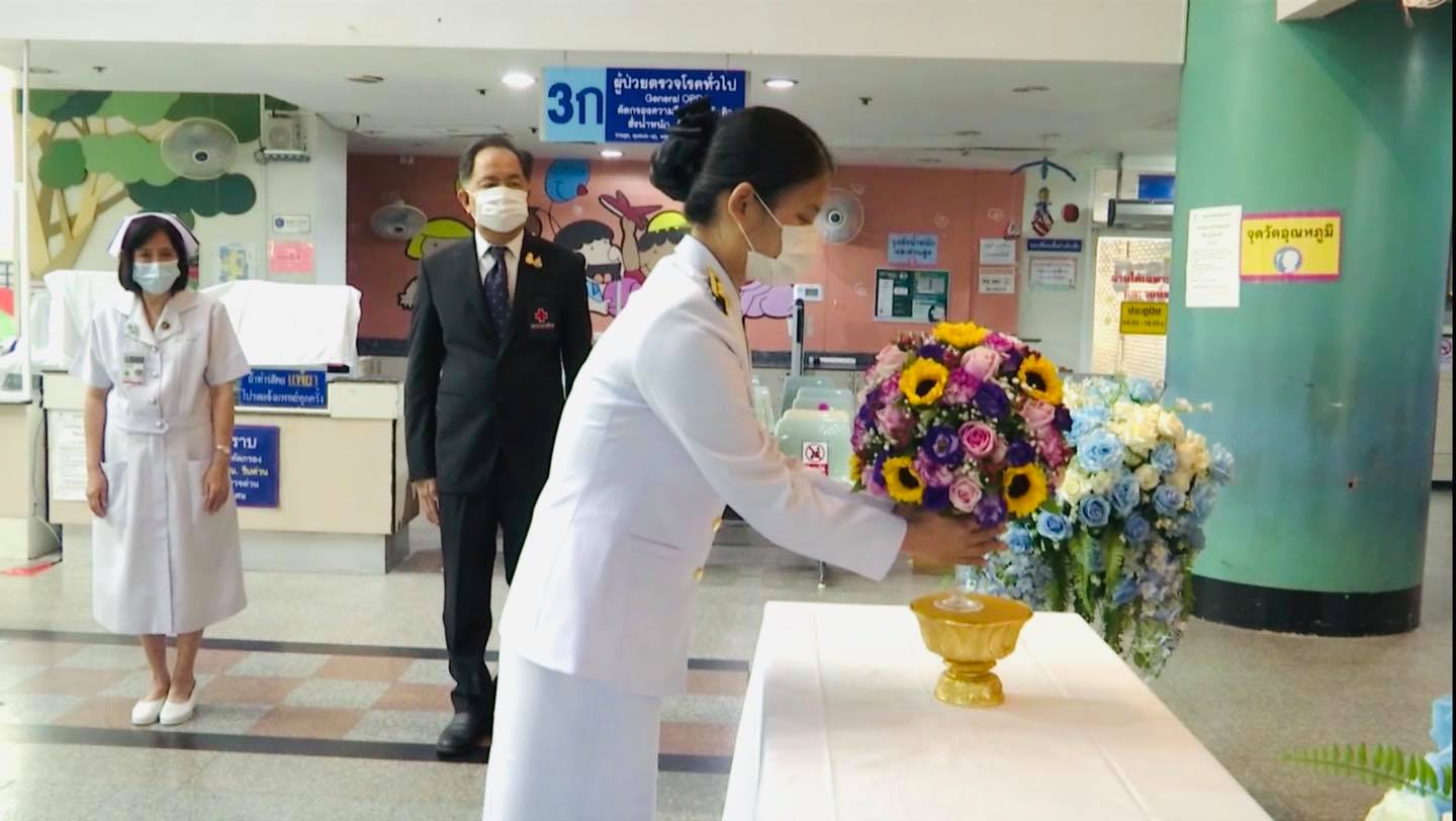 905 พระราชทานแจกันดอกไม้