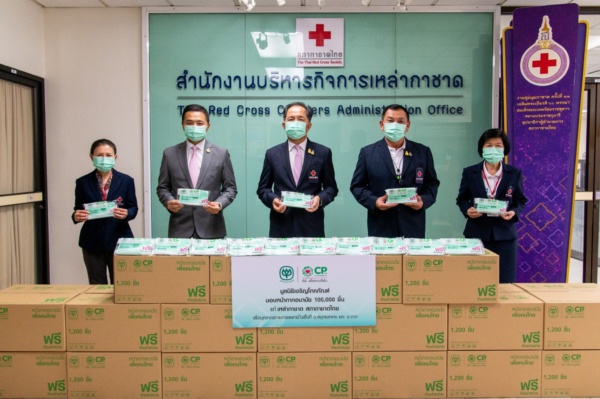 รับมอบหน้ากากจากซีพี