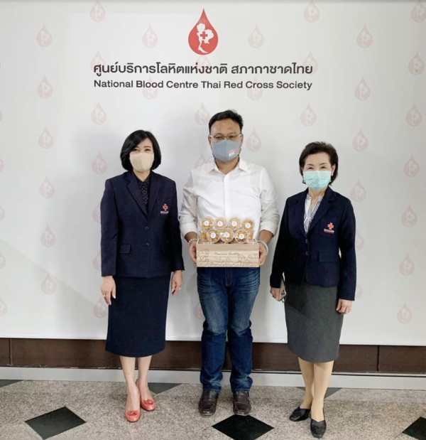 มอบขนมคอนเฟลก