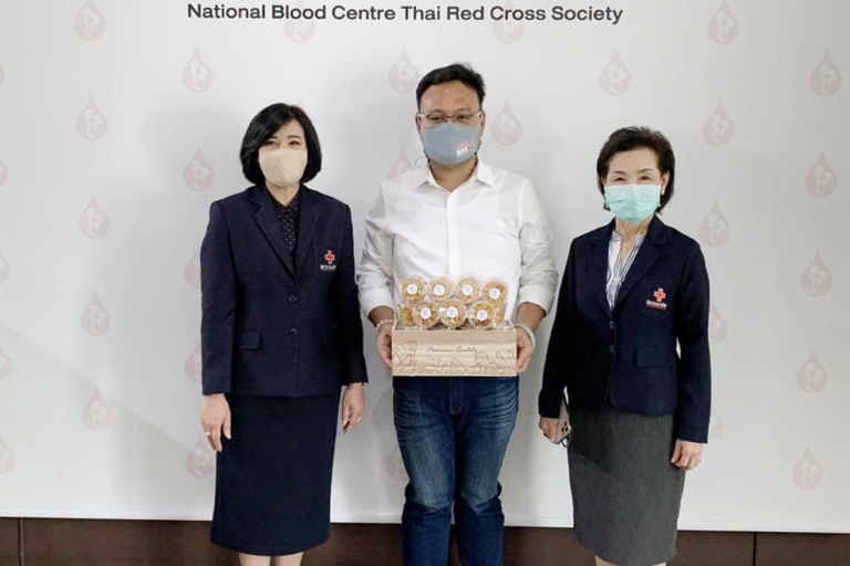 มอบขนมคอนเฟลก