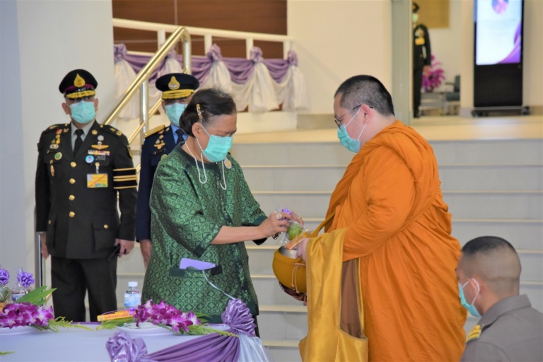 ทรงบาตรวันกำเนิดสถาบัน