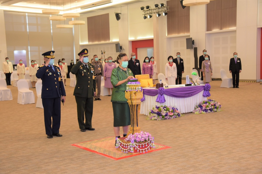 ทรงบาตรวันกำเนิดสถาบัน