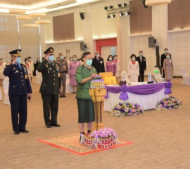 ทรงบาตรวันกำเนิดสถาบัน