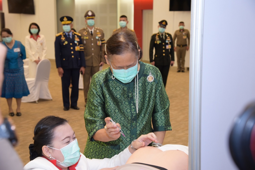 ทรงบาตรวันกำเนิดสถาบัน