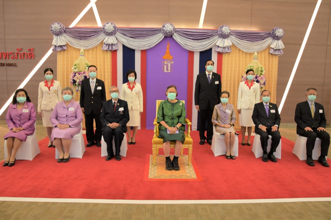 ทรงบาตรวันกำเนิดสถาบัน