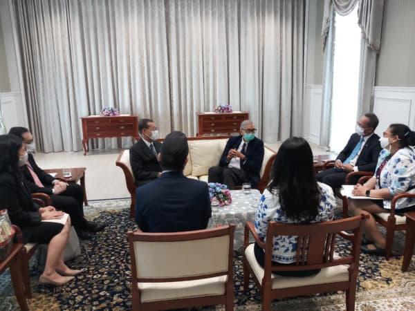 เข้าพบเลขาธิการสภากาชาดไทย