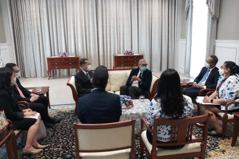 เข้าพบเลขาธิการสภากาชาดไทย