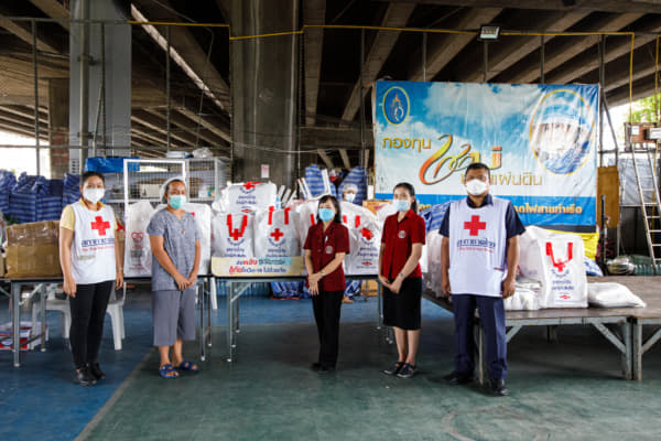 ริมทางรถไฟ2 มอบชุดธารน้ำใจชุมชนริมทางรถไฟ