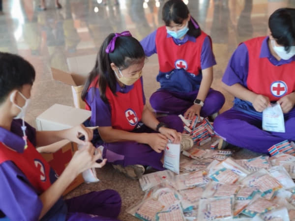 อาสายุวกาชาดสุโขทัยจัดชุดธารน้ำใจ