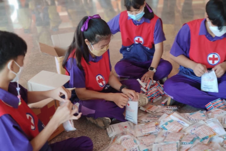 อาสายุวกาชาดสุโขทัยจัดชุดธารน้ำใจ