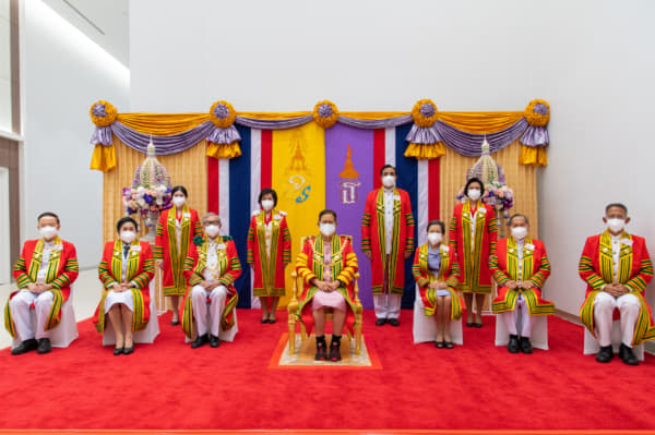 สมเด็จพระกนิษฐาธิราชเจ้า กรมสมเด็จพระเทพรัตนราชสุดา ฯ สยามบรมราชกุมารี เสด็จพระราชดำเนินแทนพระองค์ ไปในการพระราชทานปริญญาบัตรแก่ผู้สำเร็จการศึกษา สถาบันการพยาบาลศรีสวรินทิรา สภากาชาดไทย ประจำปีการศึกษา 2563