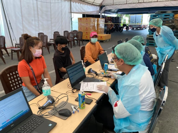 อาสากาชาดปฏิบัติงานออกหน่วยฉีดวัคซีนป้องกันโรคโควิด-19