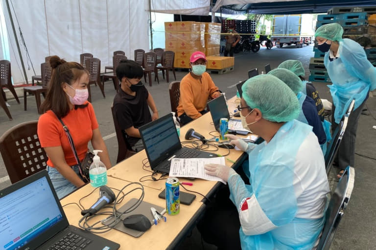 อาสากาชาดปฏิบัติงานออกหน่วยฉีดวัคซีนป้องกันโรคโควิด-19