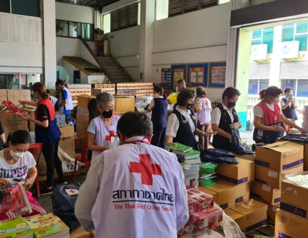 57580 สำนักงานอาสากาชาด สภากาชาดไทย ร่วมบรรจุถุงยังชีพเพื่อการศึกษาเสริมปัญญาเยาวชน