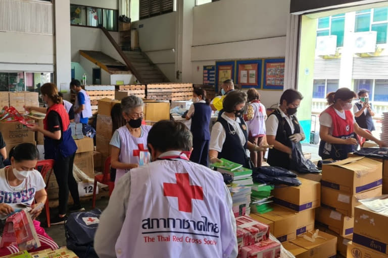 สำนักงานอาสากาชาด สภากาชาดไทย ร่วมบรรจุถุงยังชีพเพื่อการศึกษาเสริมปัญญาเยาวชน