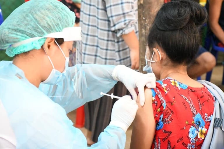 ดวัคซีนโควิด-19 แก่ผู้หนีภัยการสู้รบ