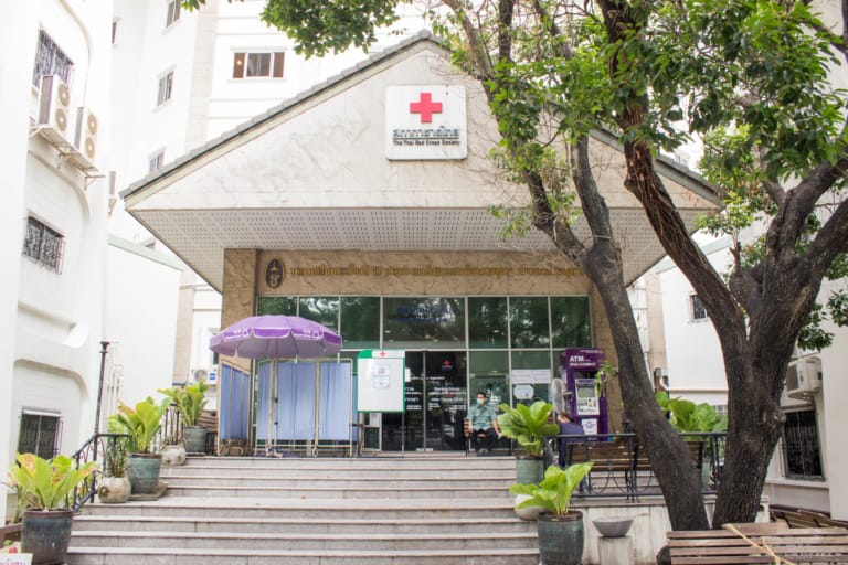 คลีนิคนิรนาม สภากาชาดไทย เปิดให้บริการตรวจคัดกรองโควิด-19 ด้วยวิธี ATK และวิธี RT-PCR