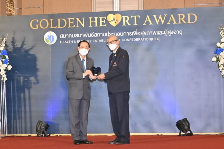 สภากาชาดไทยรับมอบรางวัล “องค์กรหัวใจทองคำ” ช่วยบรรเทาสาธารณภัยโควิด-19