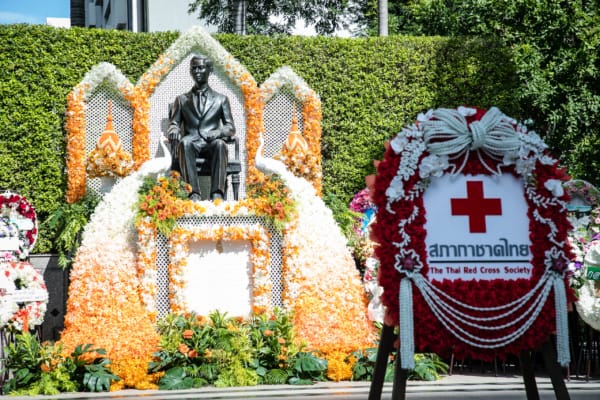 ผู้บริหารสภากาชาดไทยวางพวงมาลาถวายสักการะ เนื่องในวันอานันทมหิดล 2565