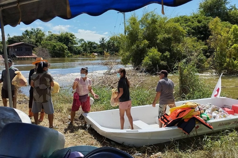 รูปภาพ แจกจ่ายสิ่งของ บรรเทาทุกข์ผู้ประสบอุทกภัย จังหวัดขอนแก่น