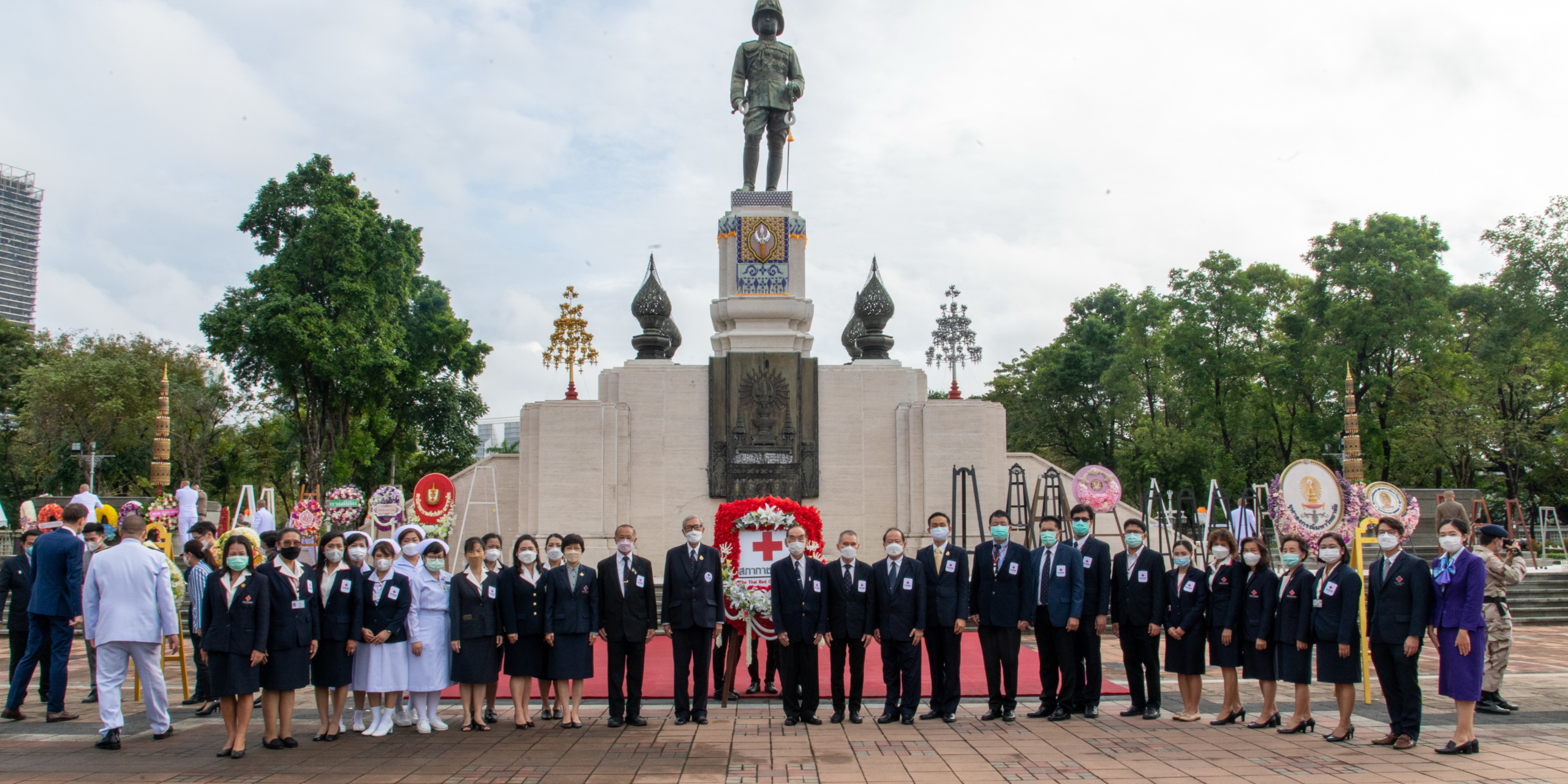 สภากาชาดไทยวางพวงมาลาถวายสักการะพระบรมราชานุสรณ์พระบาทสมเด็จพระมงกุฎเกล้าเจ้าอยู่หัว รัชกาลที่ 6