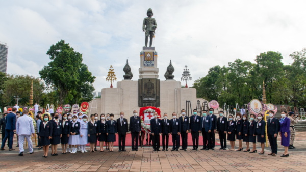 สภากาชาดไทยวางพวงมาลาถวายสักการะพระบรมราชานุสรณ์พระบาทสมเด็จพระมงกุฎเกล้าเจ้าอยู่หัว รัชกาลที่ 6