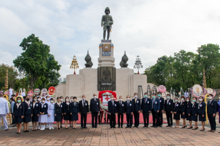 สภากาชาดไทยวางพวงมาลาถวายสักการะพระบรมราชานุสรณ์พระบาทสมเด็จพระมงกุฎเกล้าเจ้าอยู่หัว รัชกาลที่ 6